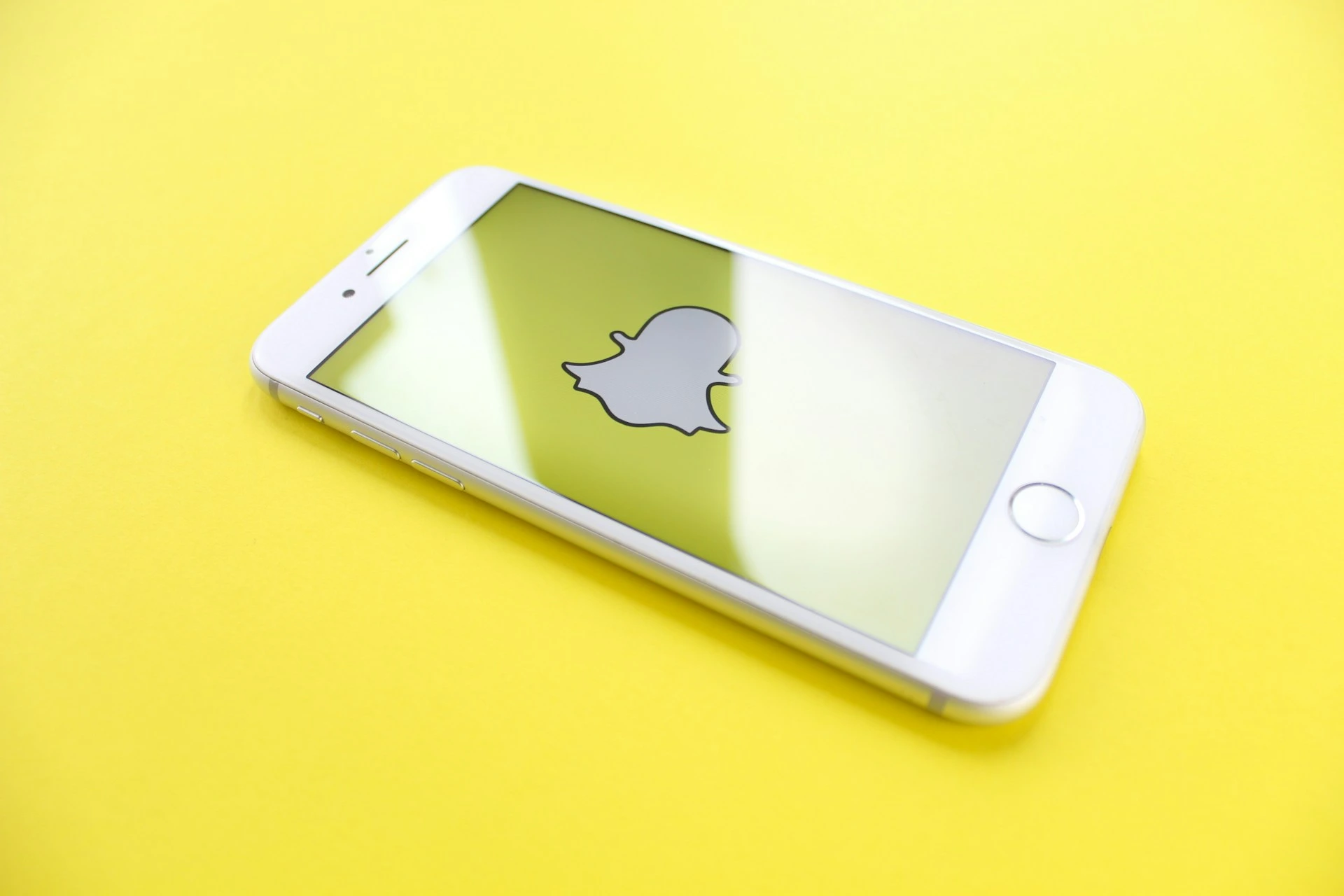 Snap、Snapchatの大幅な変更と新しいARグラスを発表