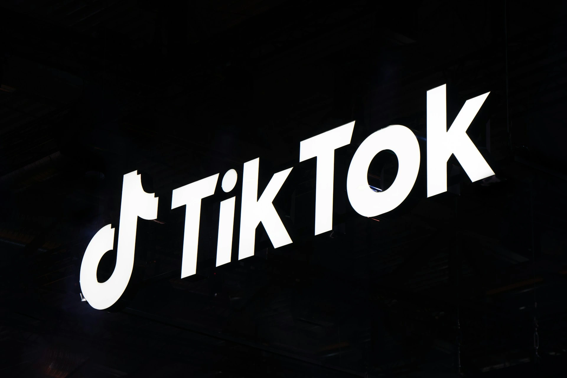 TikTok、AIコンテンツモデレーションのシフトで数百人の従業員を解雇