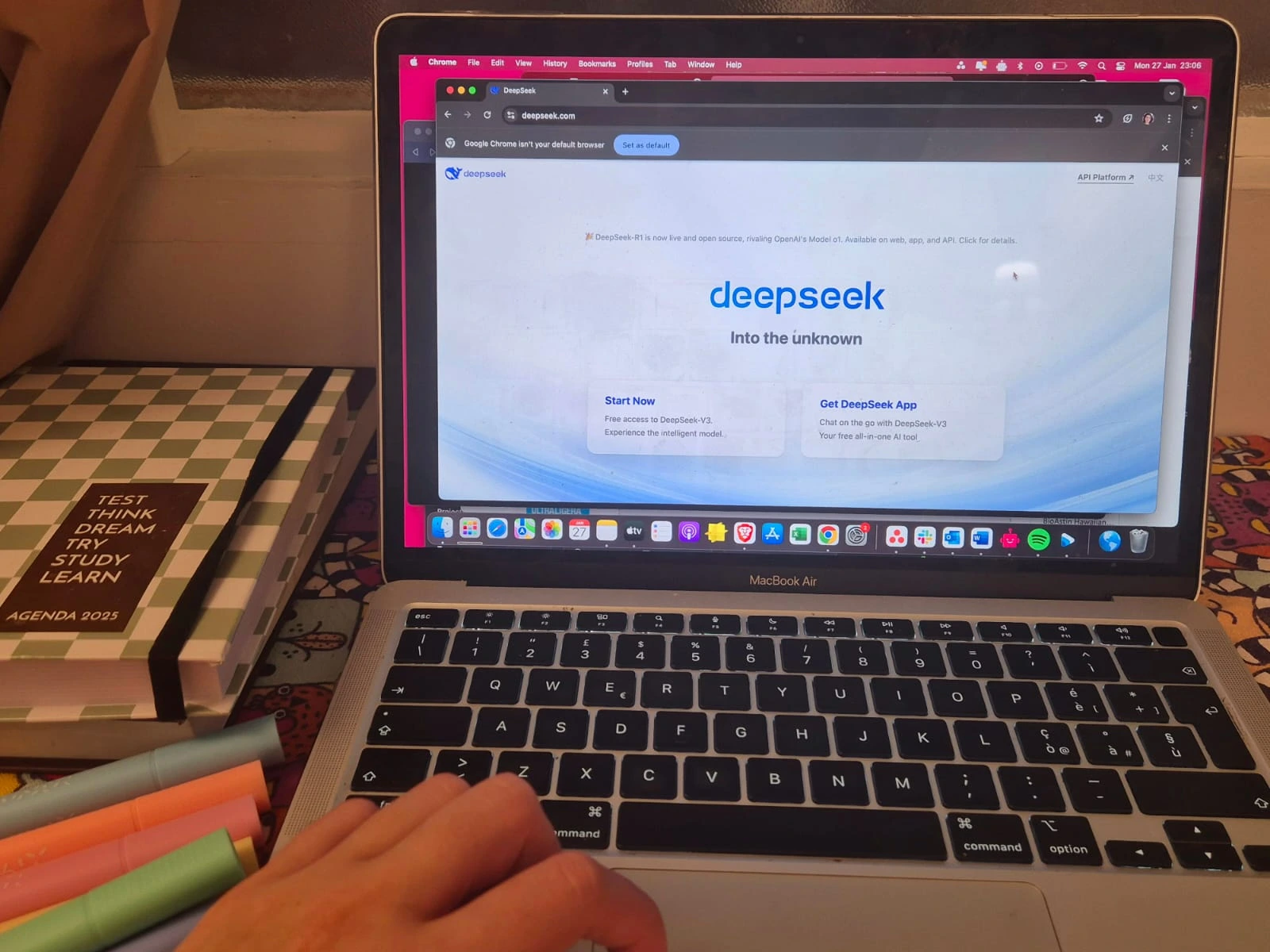 DeepSeek、サイバー攻撃を受けて登録制限を設ける